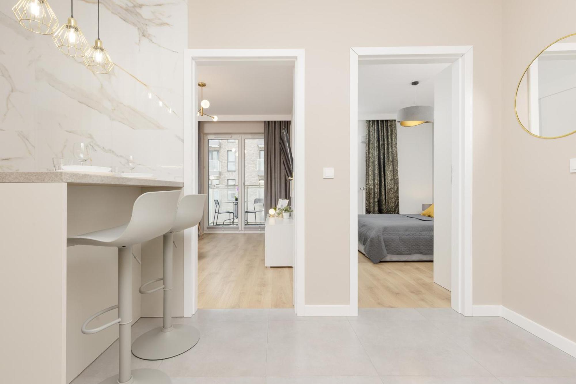 White & Gold Marble Fabryczna By Renters
