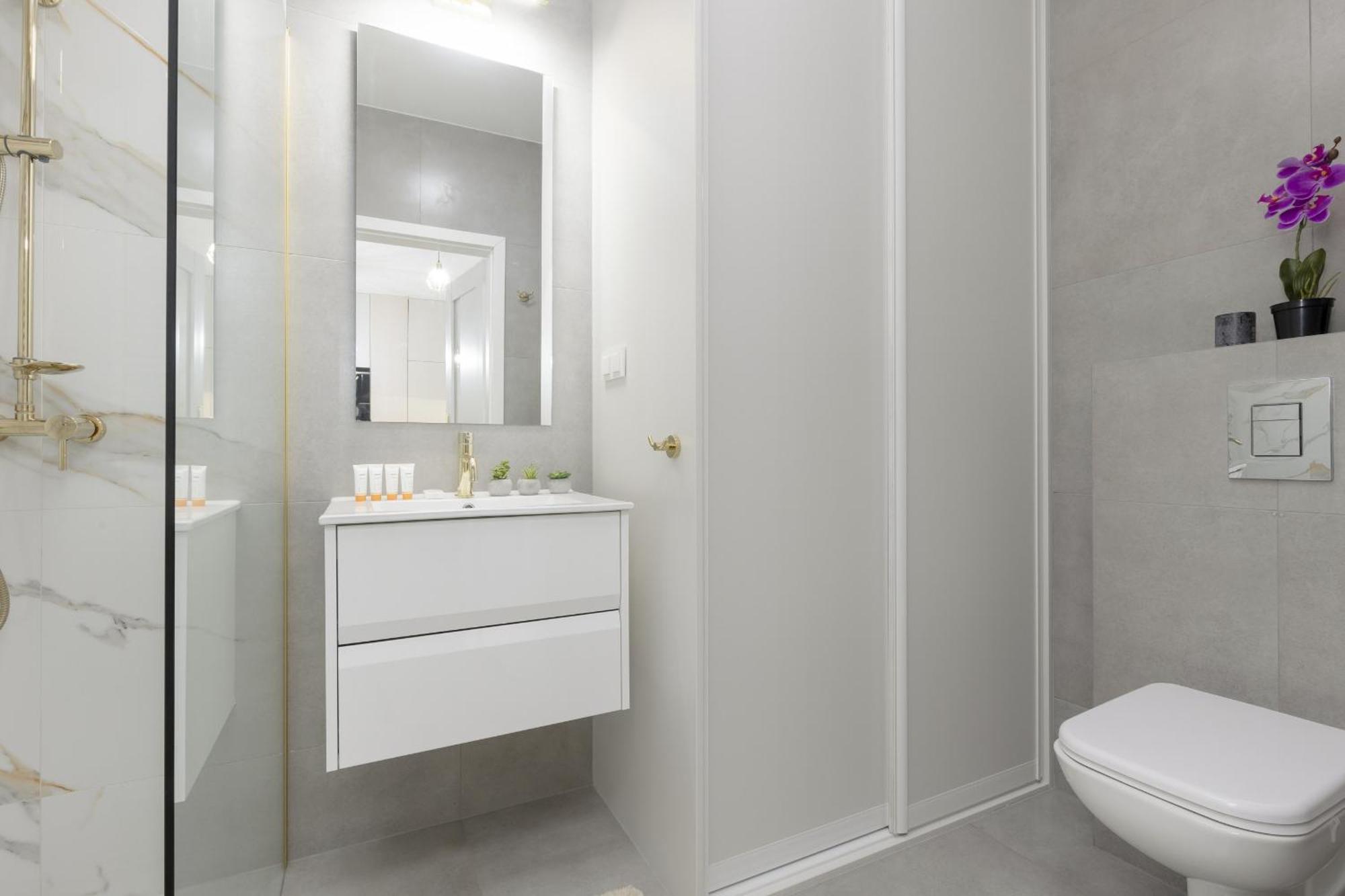 White & Gold Marble Fabryczna By Renters