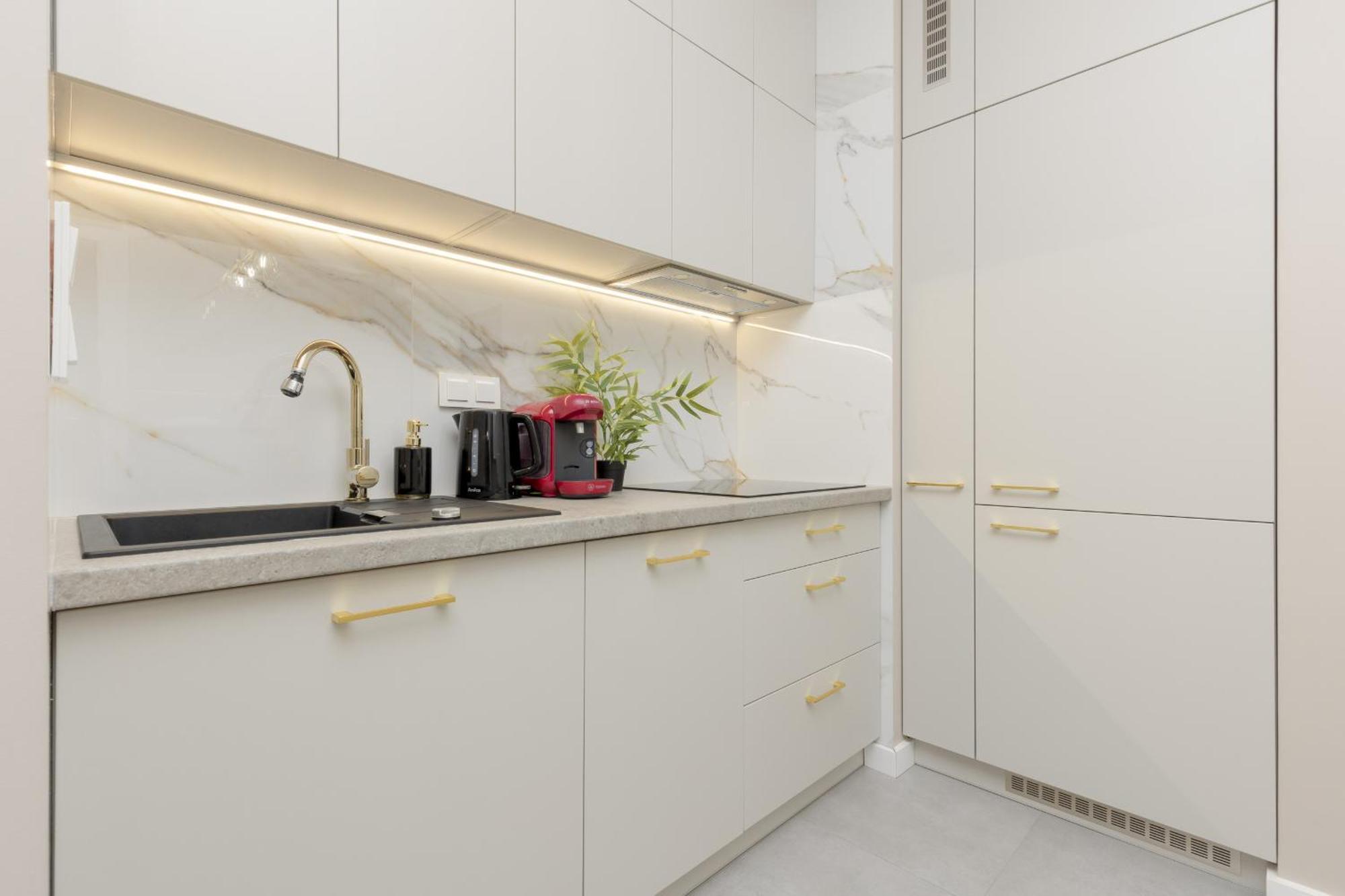 Apartament White & Gold Marble Fabryczna By Renters