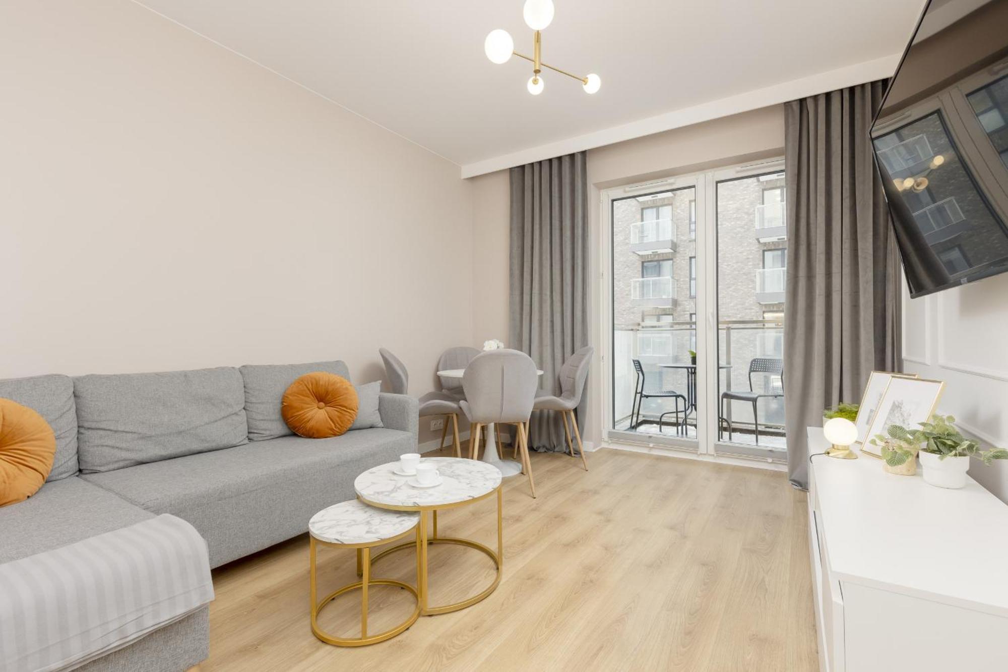 White & Gold Marble Fabryczna By Renters * Łódź